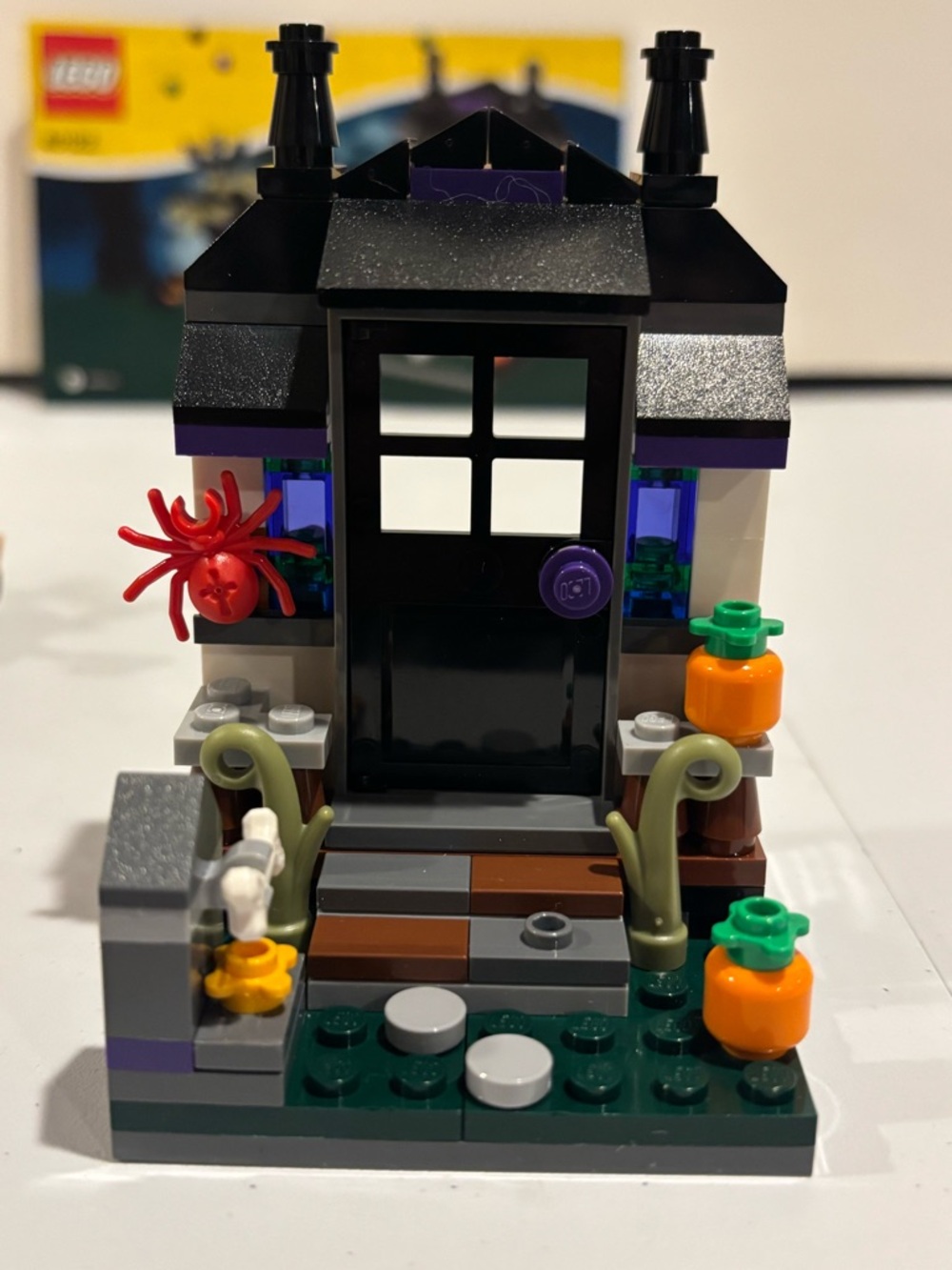 LEGO #40122 Trick or Treat Halloween Set - Picture 3 of 9